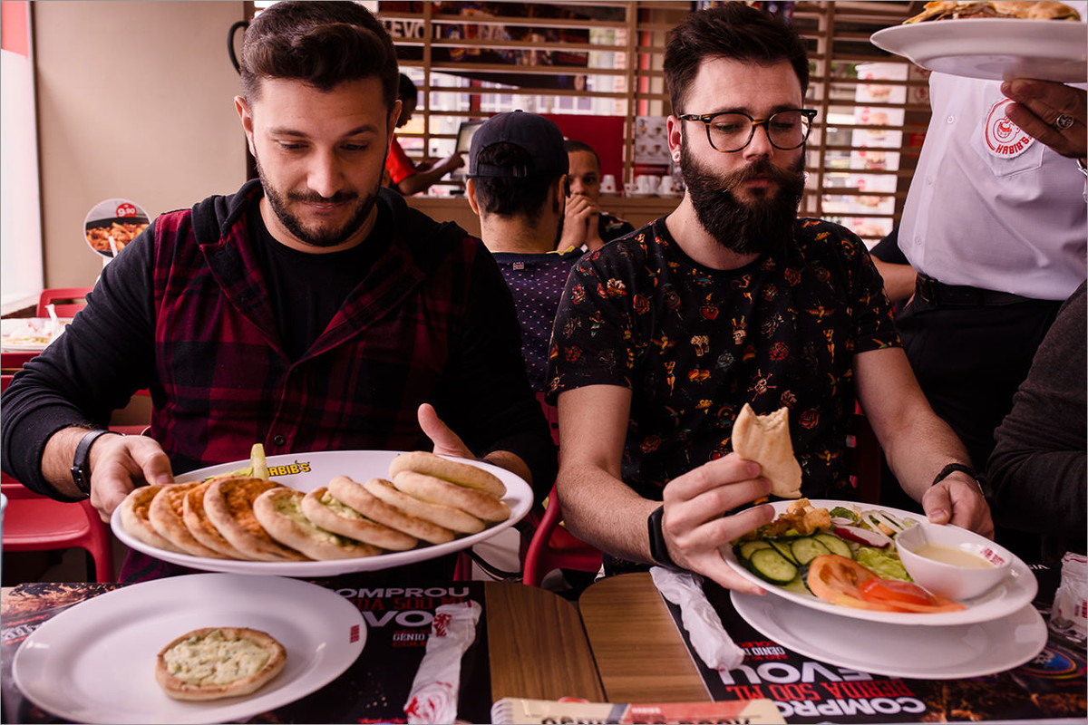 robison e cristian almoçando no habibis