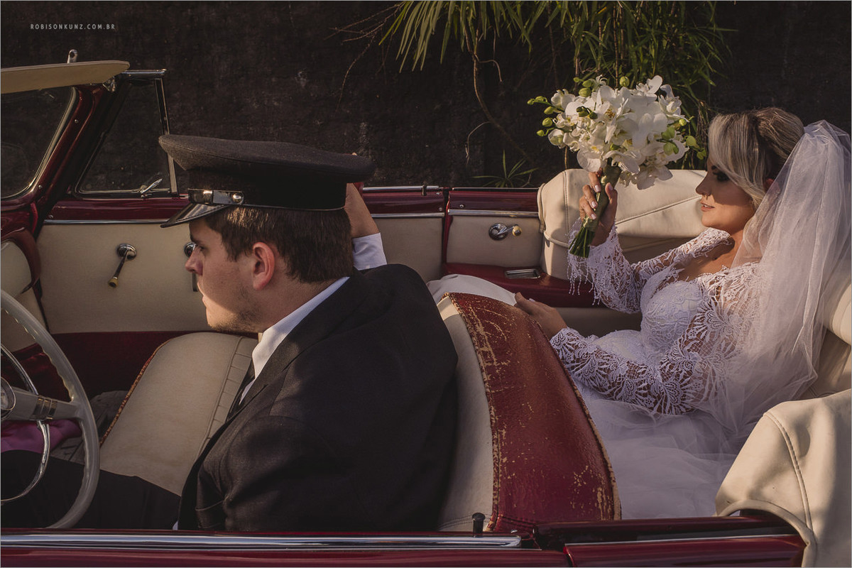 novia chegando na cerimonia no por do sol
