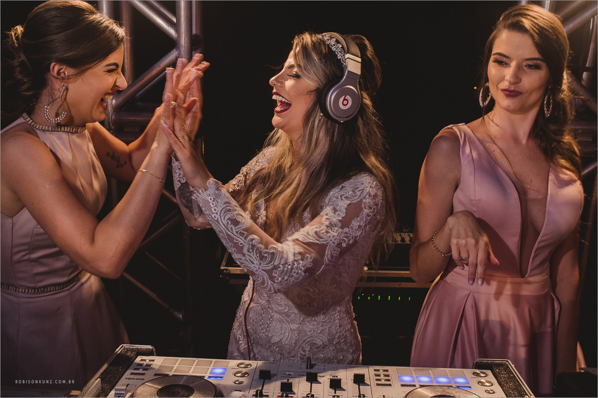 noiva brincando de dj