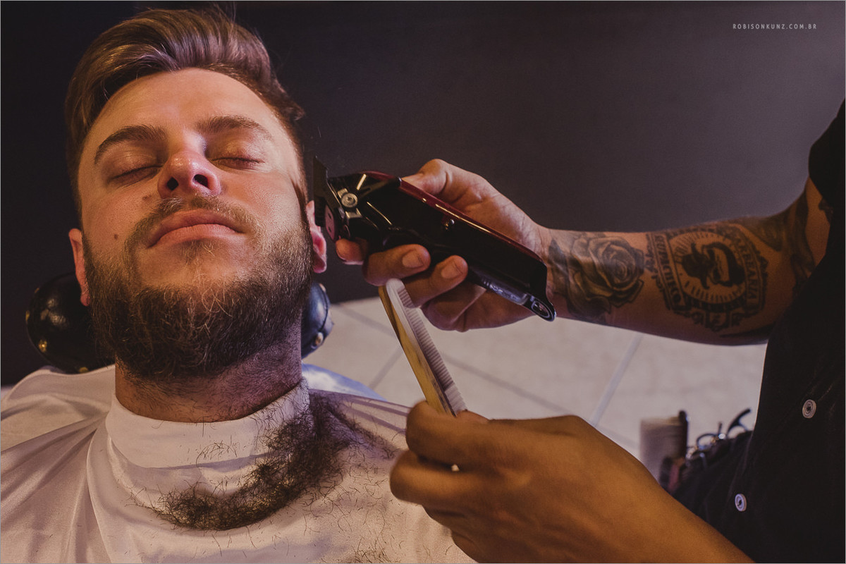 noivo tirando a barba para o casamento