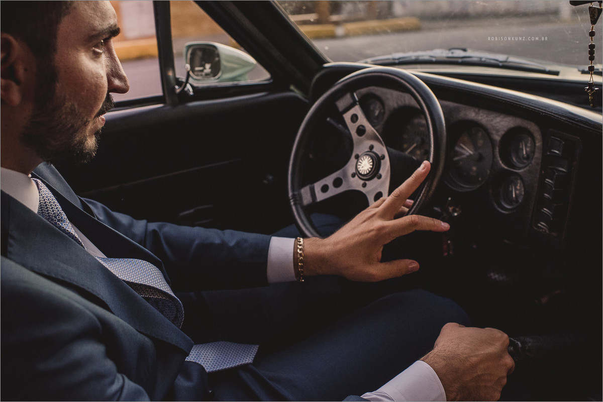 noivo indo para o casamento de carro