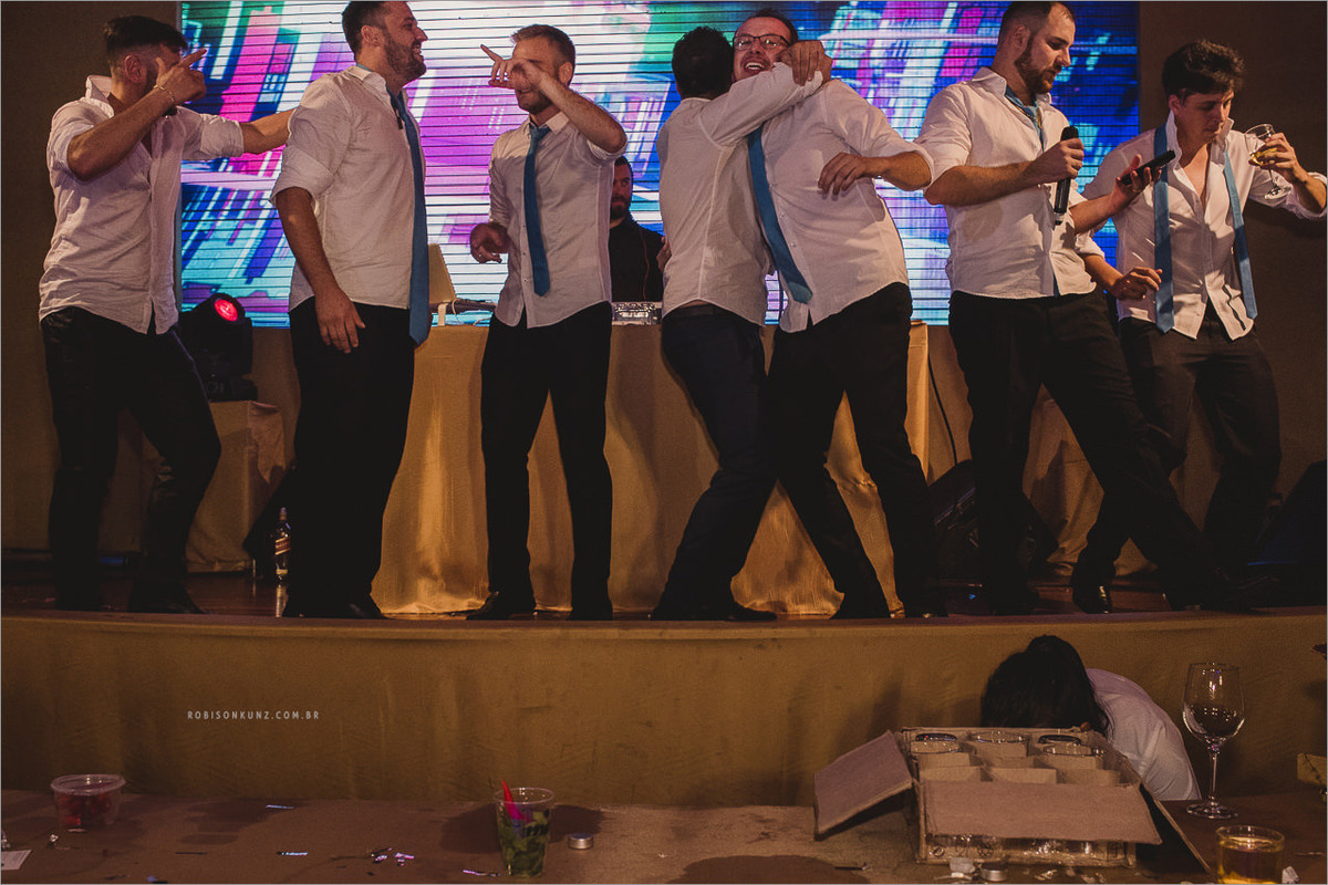padrinhos dançando no palco