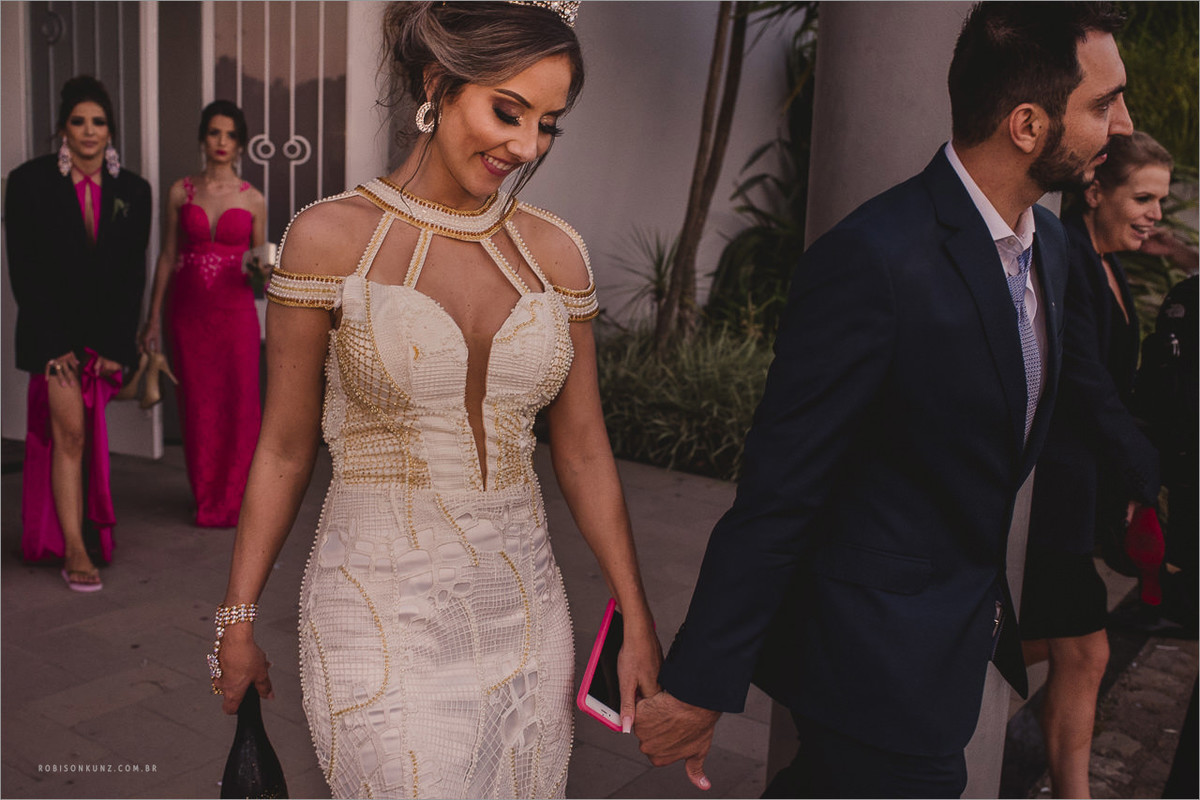 noivos saindo do casamento