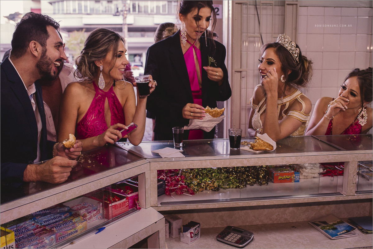 noivos e padrinhos comendo pastel na rodoviaria final do fim