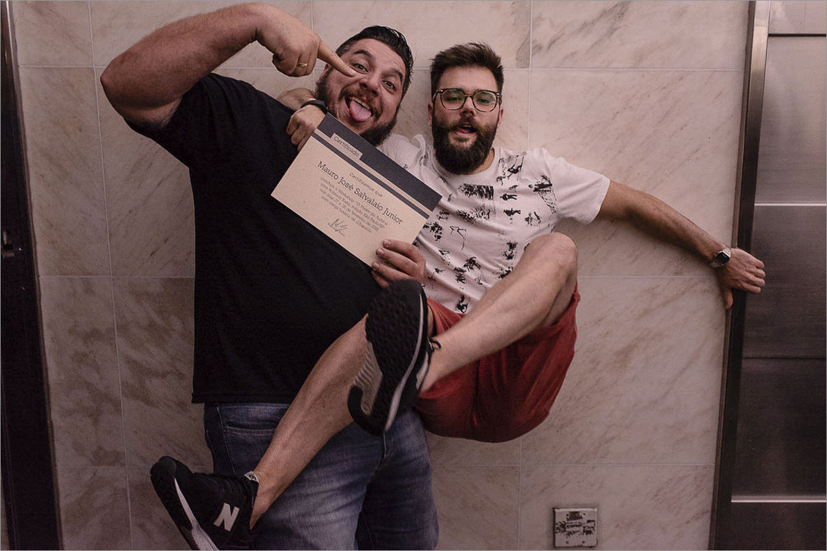 robison kunz entregando certificado