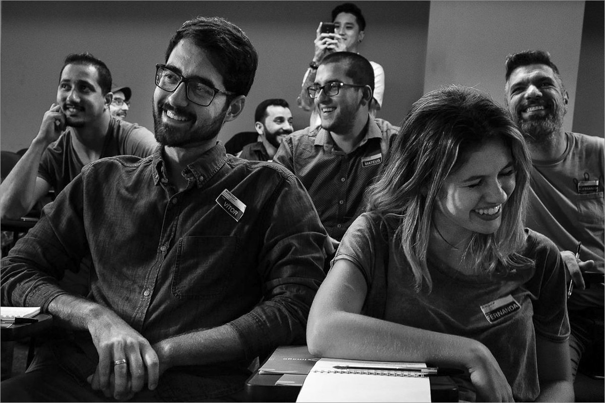 alunos se divertindo durante aula de fotografia
