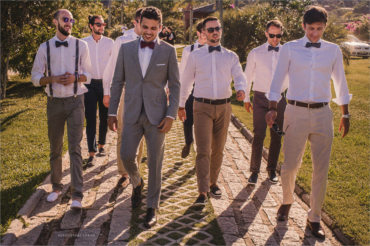 noivo e padrinhos indo para o casamento na praia