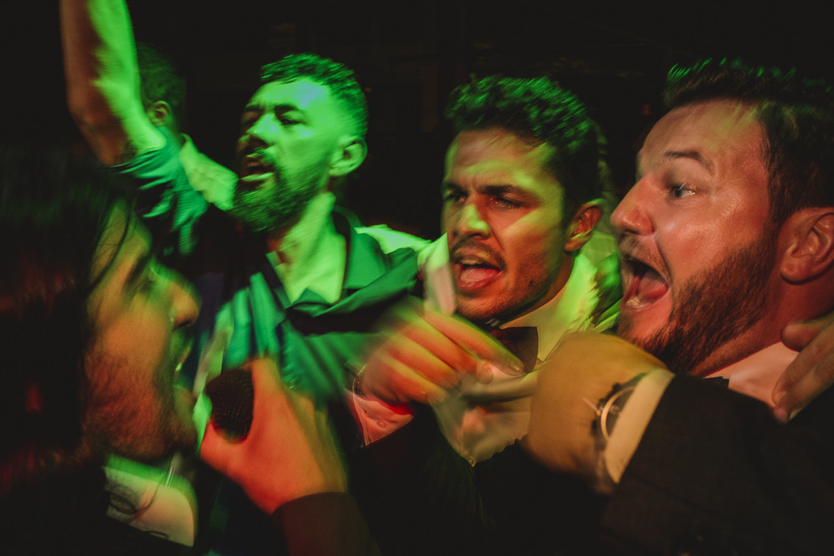 noivo e padrinhos dançando