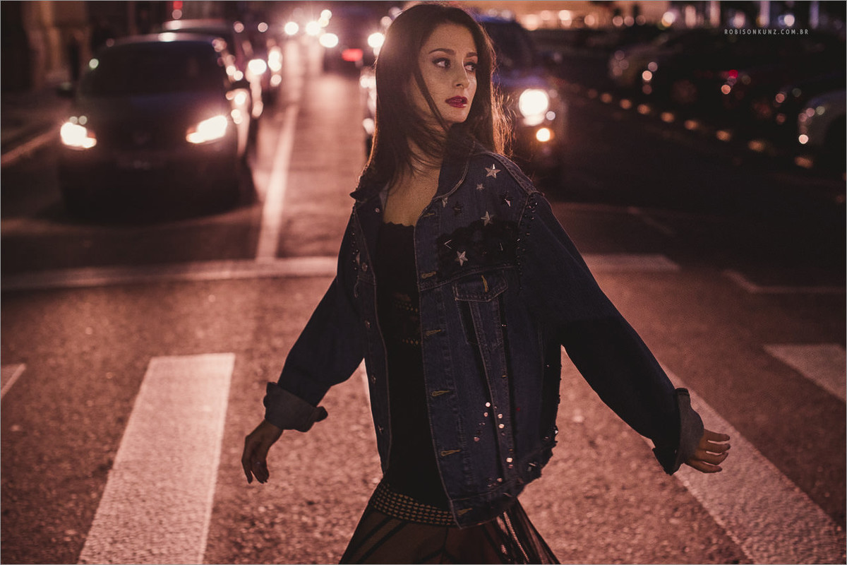 caminhando faixa de segurança a noite