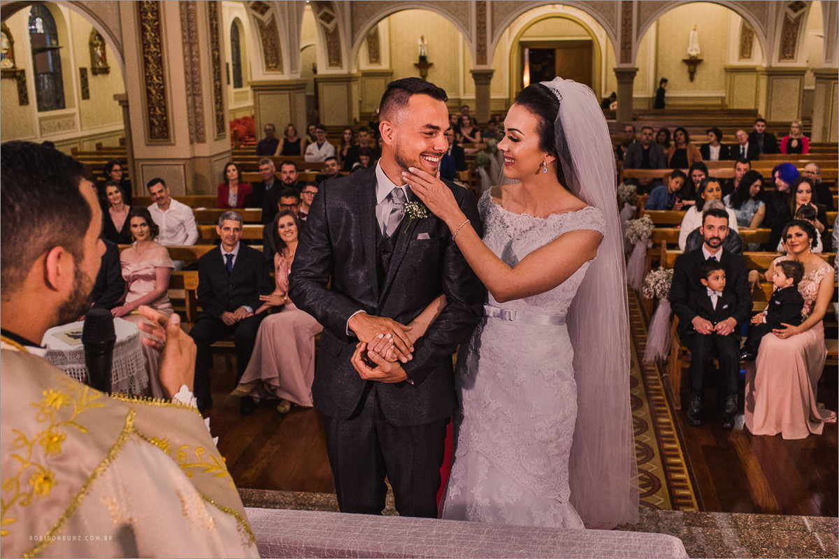 noivos sorrindo na igreja piedade