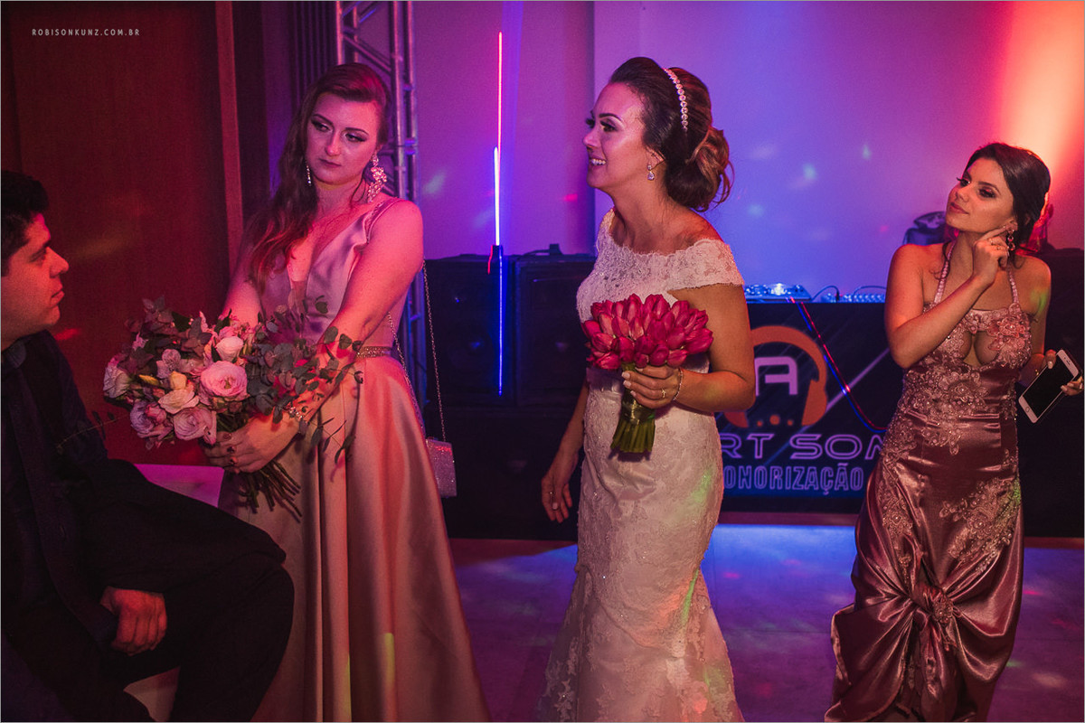 noiva e convidados indo embora do casamento