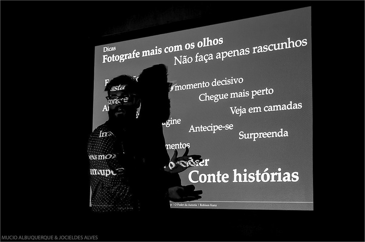 robison kunz palestrando sobre contar história através da fotografia