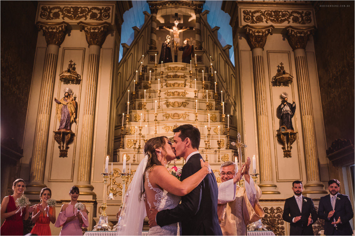 beijo dos noivos igreja das dores