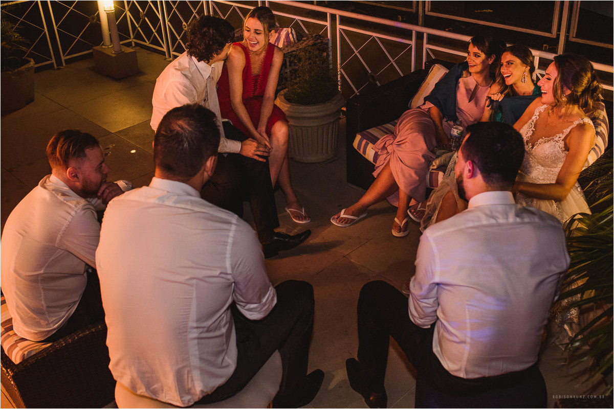 convidados conversando no final do casamento