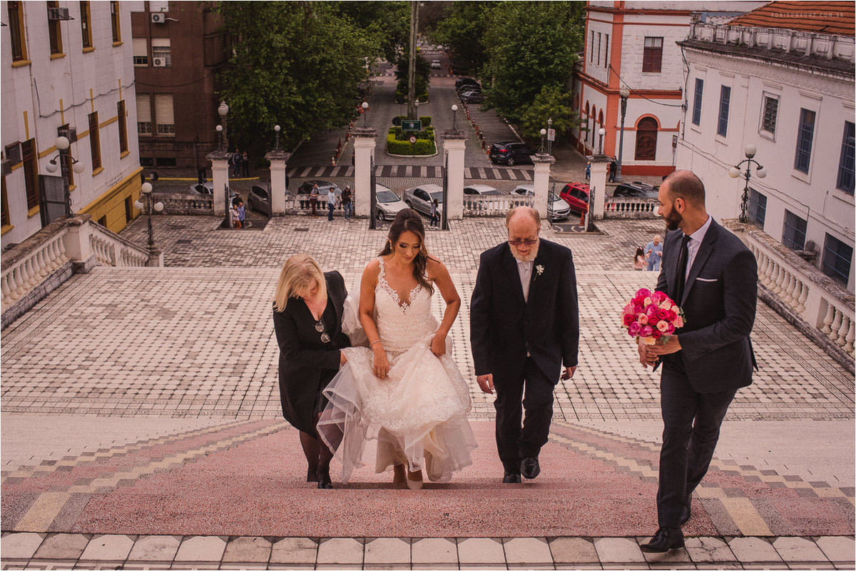 noiva na escadaria da igreja das dores