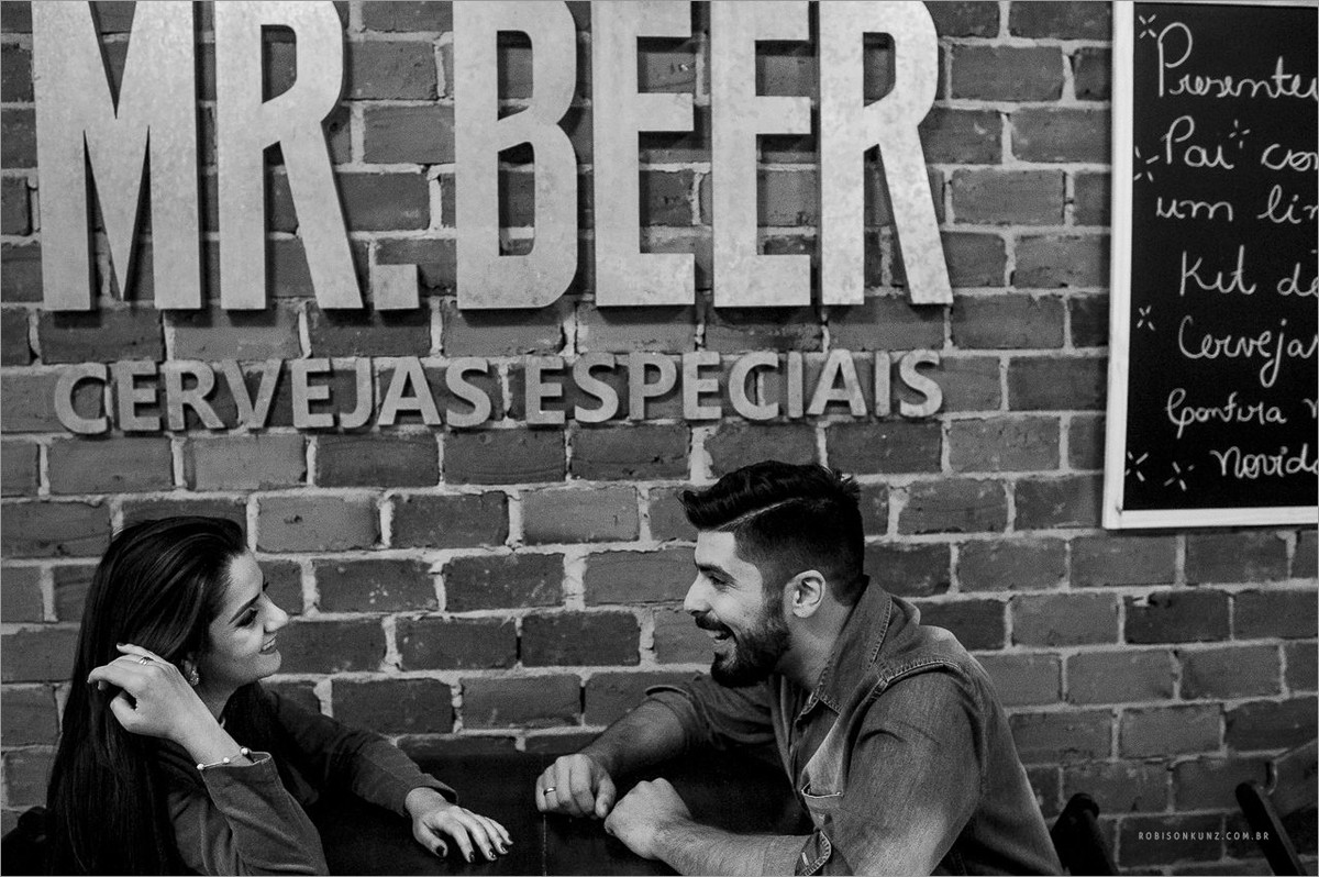 casal em uma cervejaria