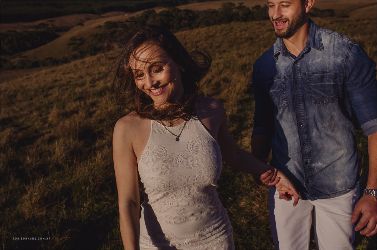 casal correndo no campo