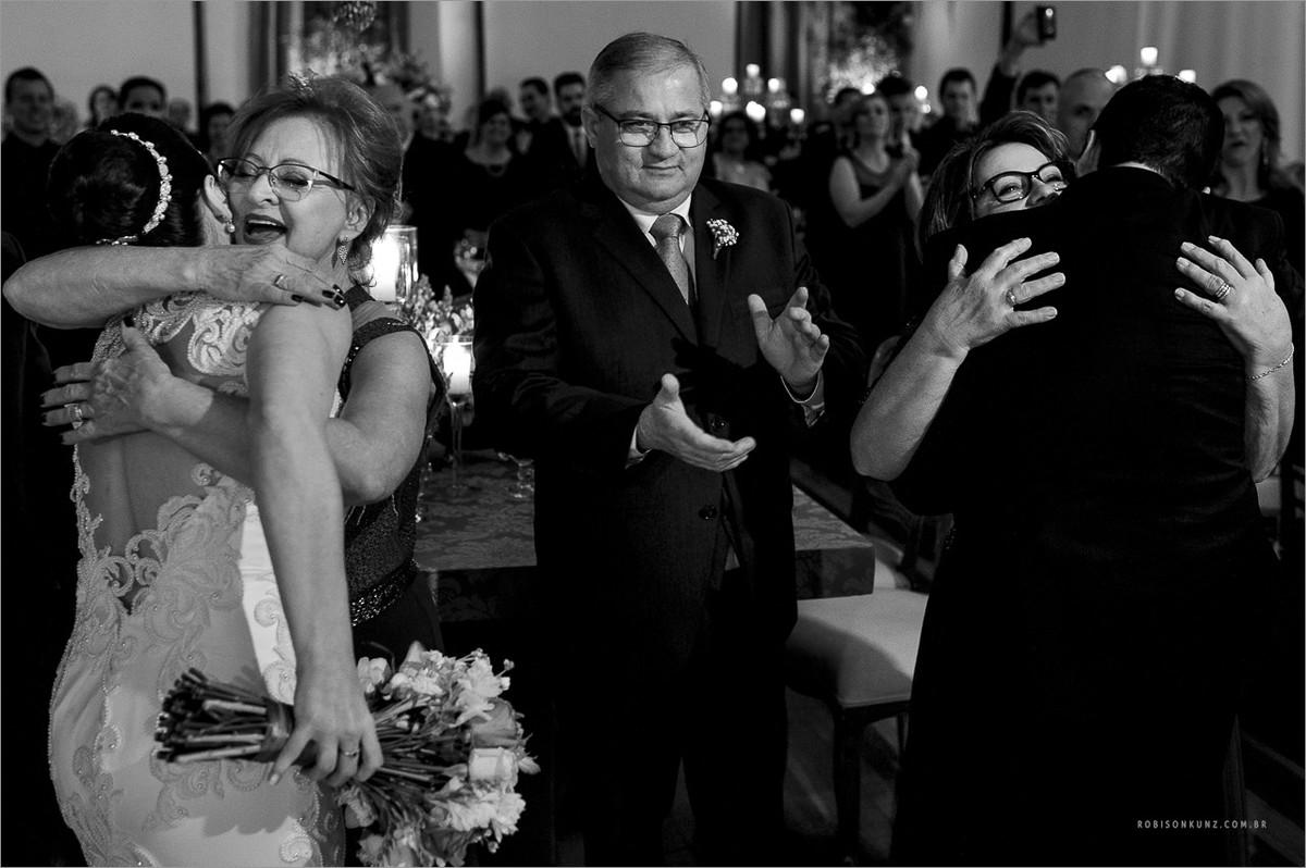 fotos emocionantes com noivos e pais