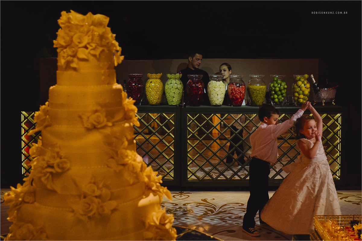 crianças dançando em casamento