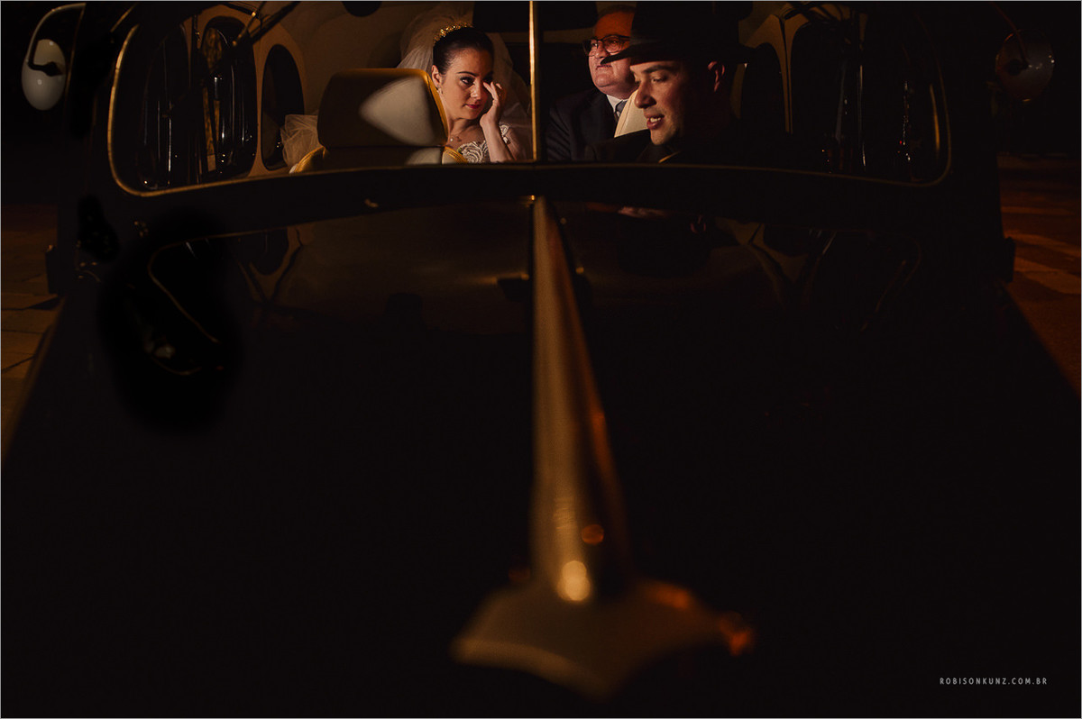 noiva com carro antigo