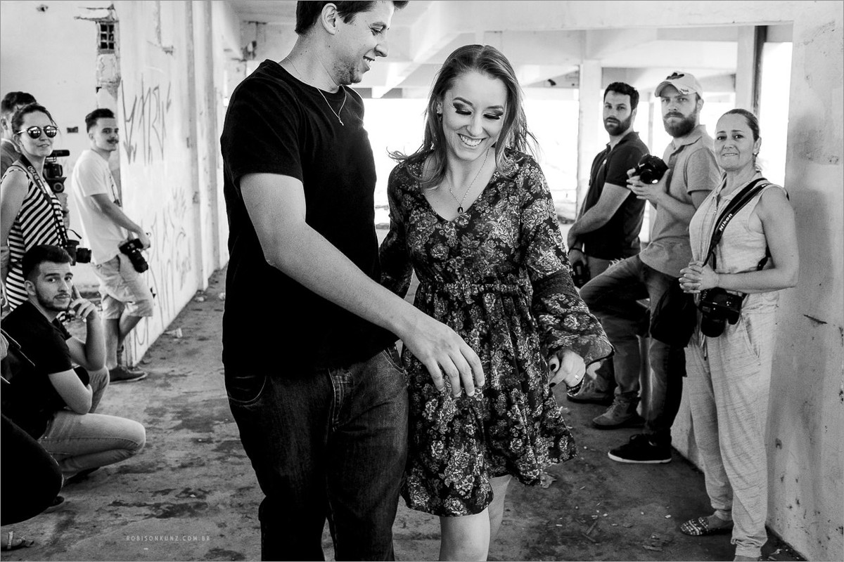 fotos de casal correndo durante a pratica de curso de fotografia