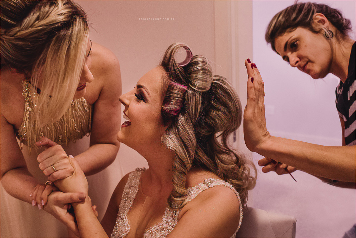 noiva se arrumando antes do casamento
