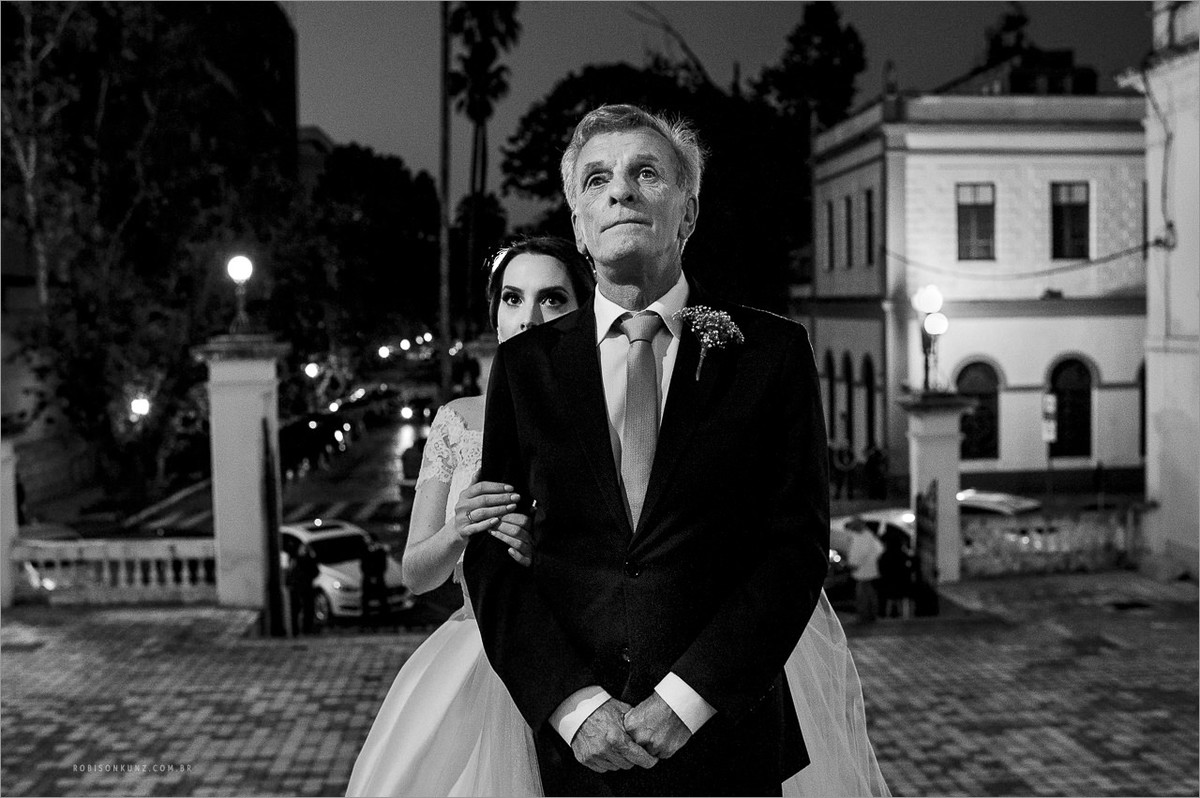noiva se escondendo atras do pai antes da entrada