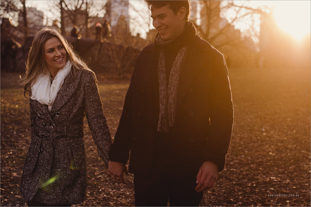 casal caminhando no central park