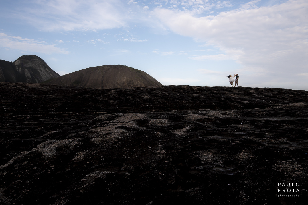ensaio em itacoatiara, pedra do pampo, costão em 3 plano