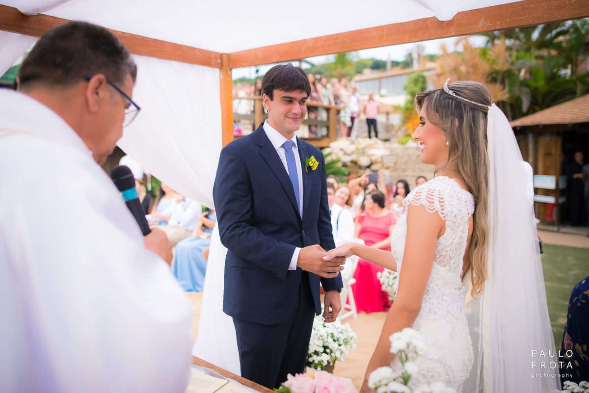 Cerimonia casamento buzios, noivo olhando para noiva