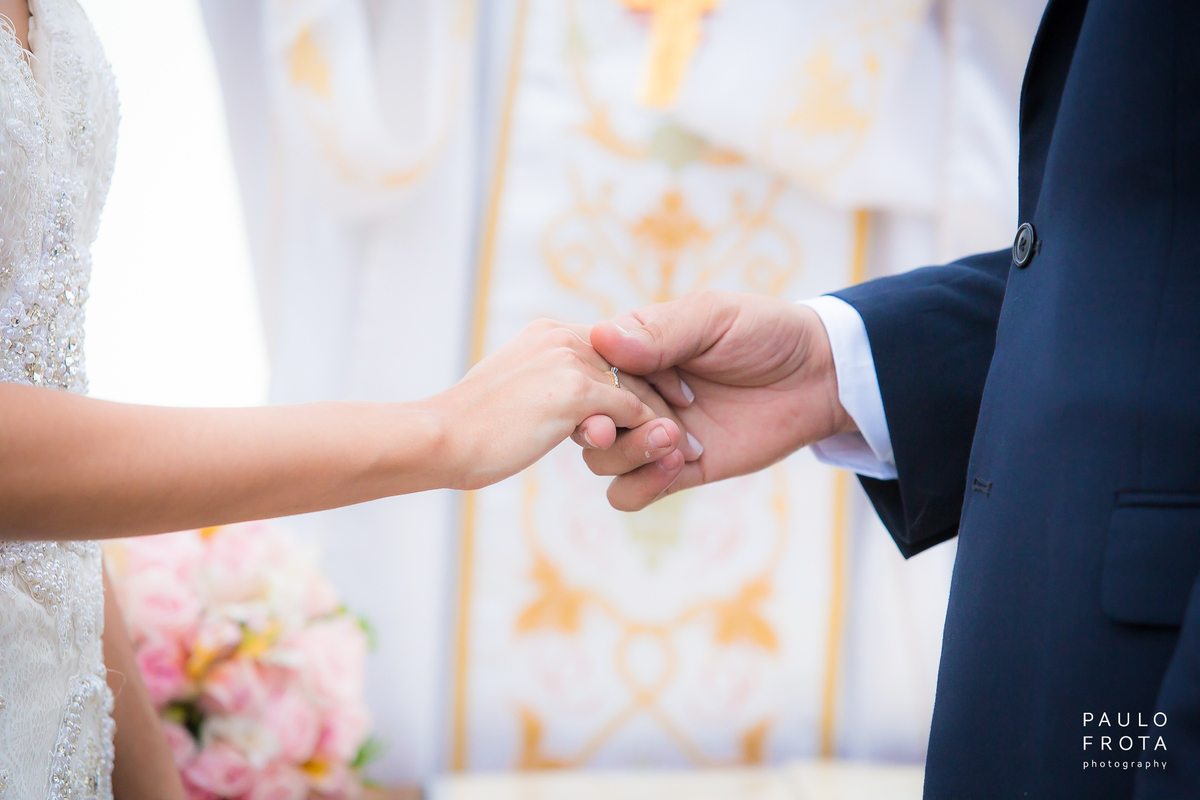 Cerimonia casamento buzios, mãos dos noivos