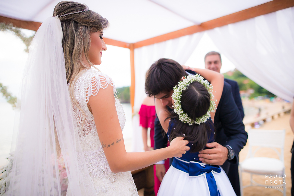 Cerimonia casamento buzios, daminha dando abraço