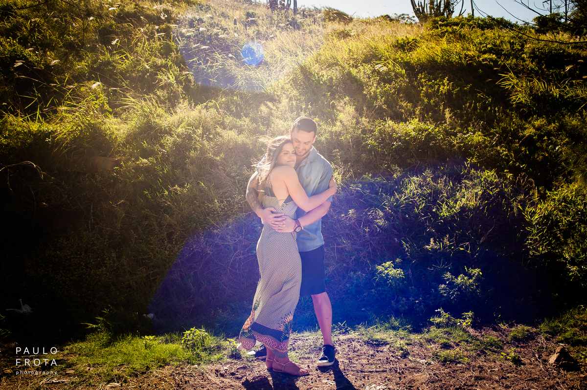 casal se abraçando durante o ensaio