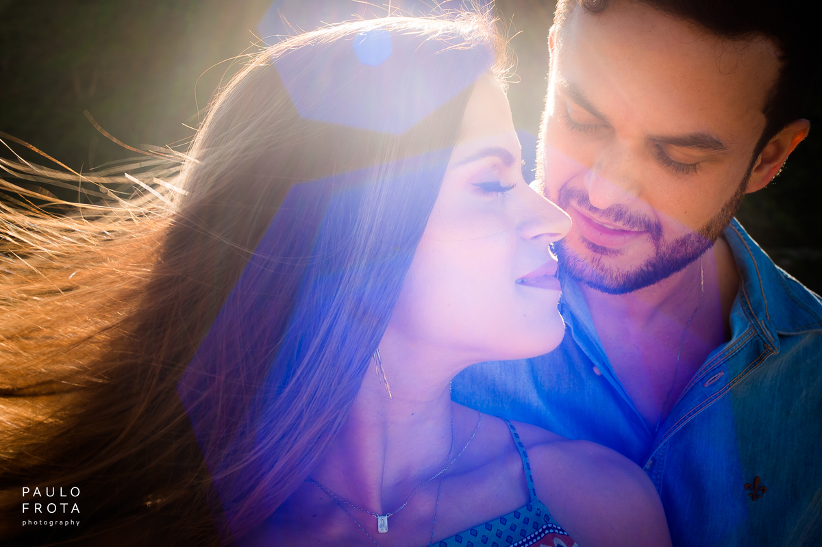 casal de olhos fechados, próximos, com efeito de luz