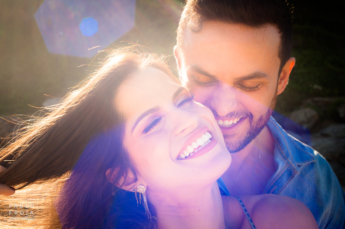 casal de olhos fechados, próximos, sorrindo