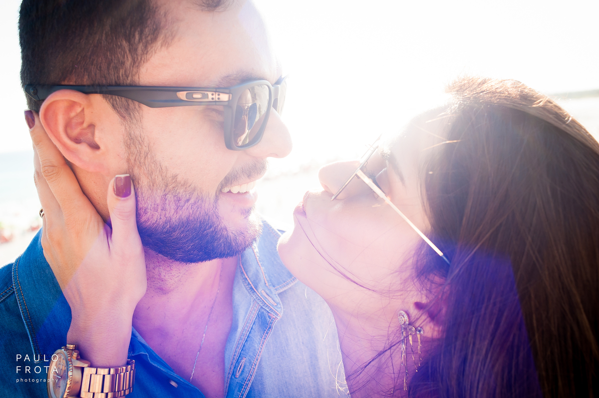 casal se beijando com efeito de luz na lente