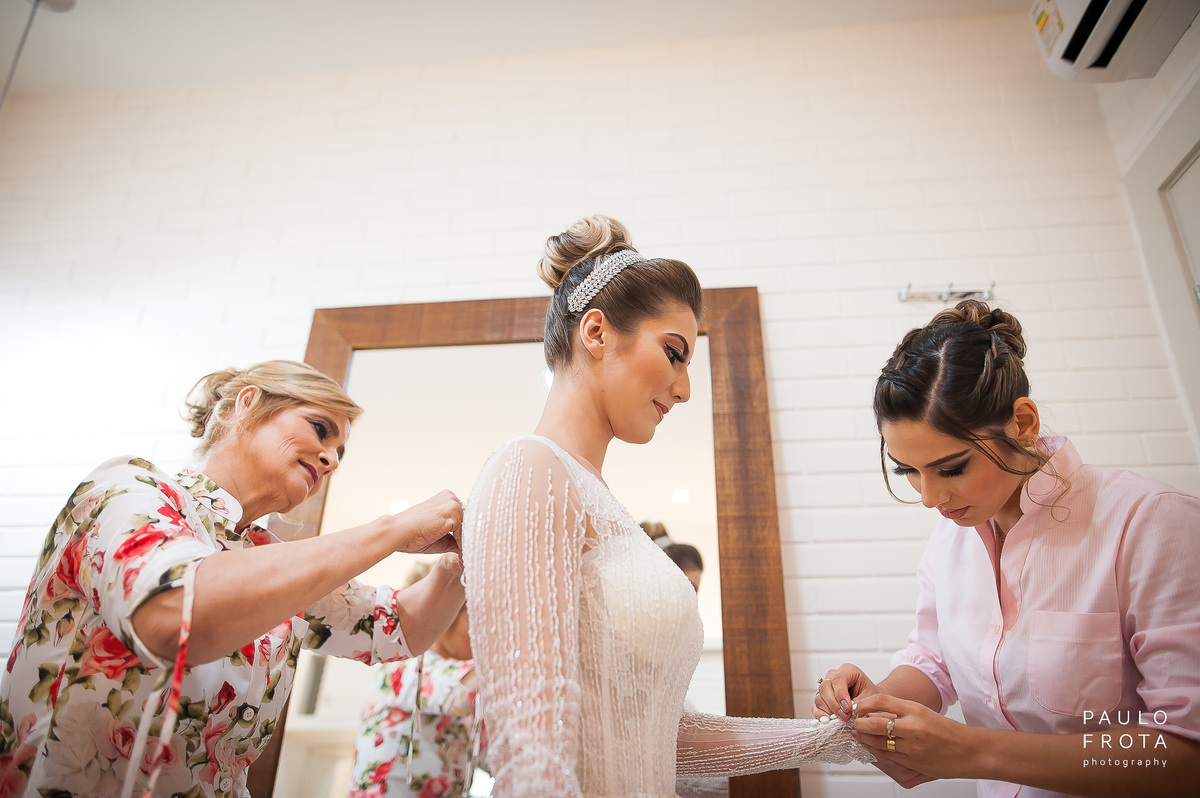 noiva fechando o vestido