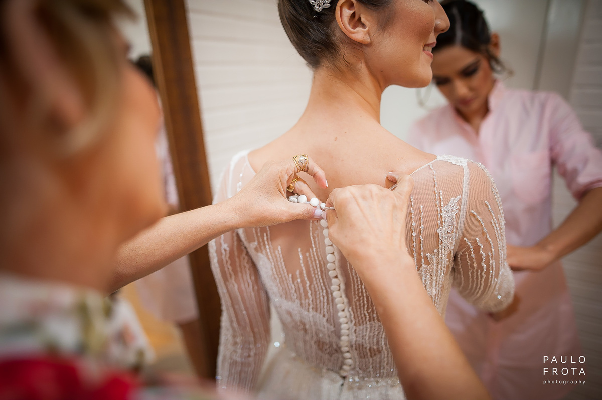 noiva fechando o vestido
