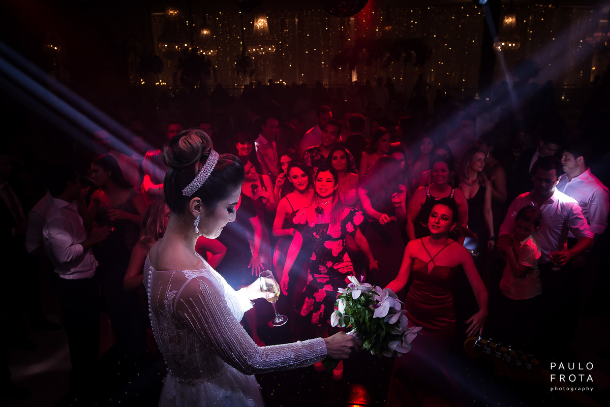 noiva jogando o buquet espaço sognare campos dos goytacazes