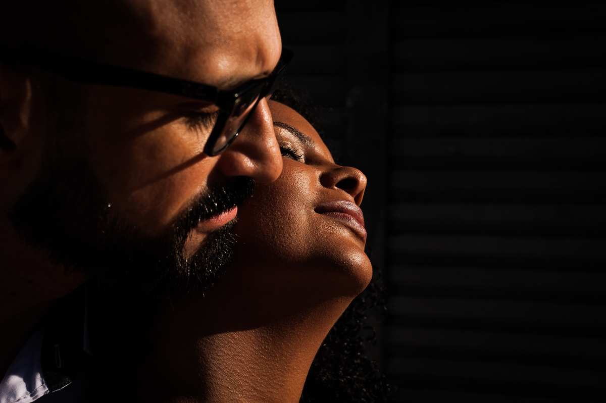 Close do casal com luz natural