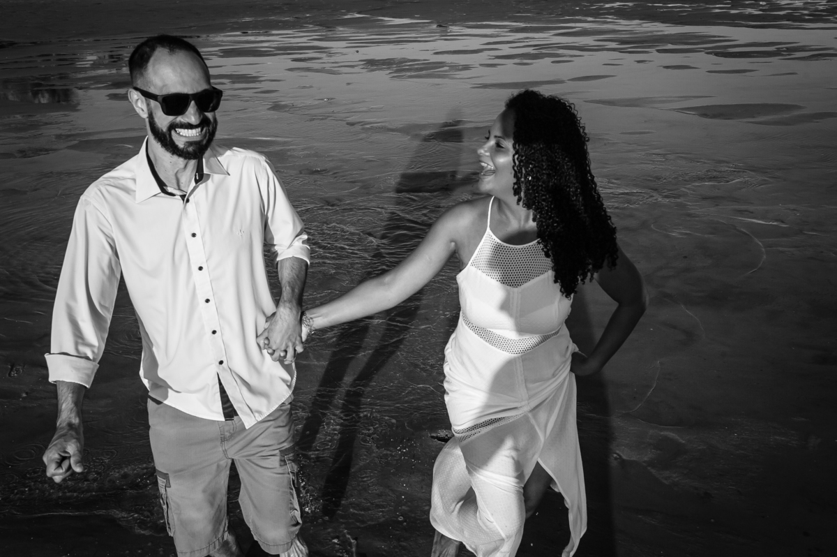 casa correndo sorrindo, fotografia em preto e branco.