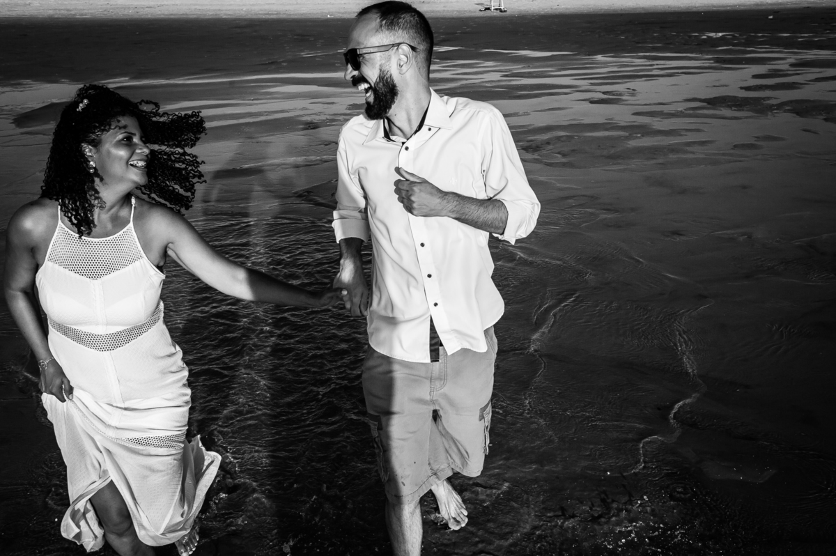 casa correndo sorrindo, se olhando. fotografia em preto e branco.