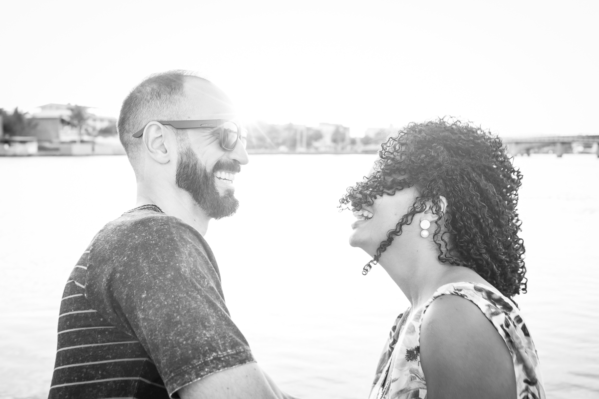 casal se olhando, sorrindo. fotografia em preto e branco