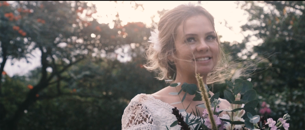 A belíssima Livia minutos antes do seu casamento no espaço Galiileu Feiticeira em Ilhabela, litoral norte de São Paulo.