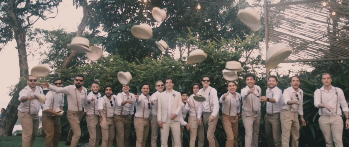 Os padrinhos de Livia e Bruno no espaço Galiileu Feiticeira em Ilhabela, litoral norte de São Paulo.