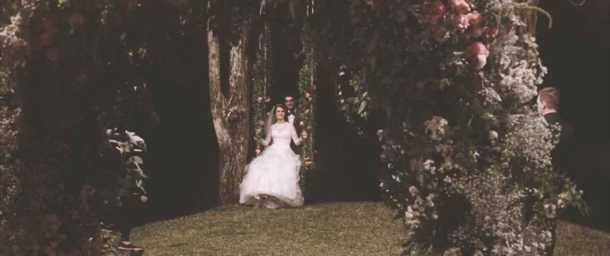 Barbara e Raphael se conheceram ainda no colegial. O que poderia ser só mais um namorinho adolescente, se transformou num amor sólido. Um amor baseado na cumplicidade e principalmente no fortalecimento de cada um. Seja nos momentos bons, seja nos momentos