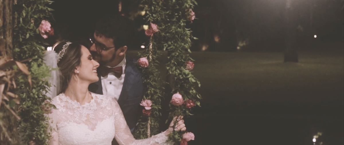 Barbara e Raphael se conheceram ainda no colegial. O que poderia ser só mais um namorinho adolescente, se transformou num amor sólido. Um amor baseado na cumplicidade e principalmente no fortalecimento de cada um. Seja nos momentos bons, seja nos momentos