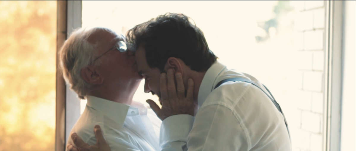 Pai de Juliano emocionado com o filho que ia se casar momentos depois.