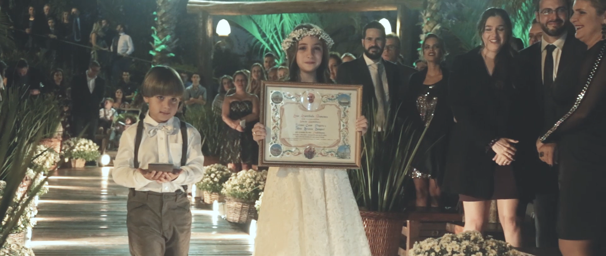Todos se emocionaram com a entrada das alianças e da benção do Papa Francisco. Aline e Juliano. Casamento católico. Madero Eventos. Americana, interior de São Paulo.