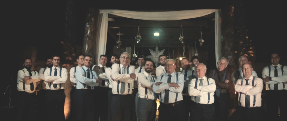 Juliano e seus padrinhos fazendo pose de mal. Sem risadinha.